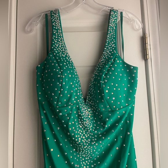 Johnathan Kayne Green Prom Dress Size 14 but would fit sizes 10-14 - Picture 5 of 8